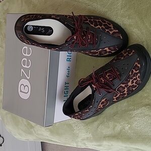 Bzees Athleisure Shoes Women's (9.5) "Regal"